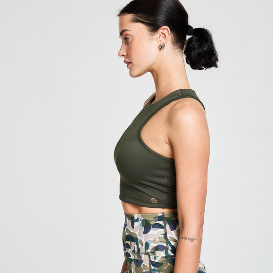 ATTUNE RACER BACK SHORT TOP KHAKI/COCONUT